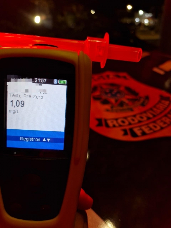 MOTORISTA É DETIDO APÓS SER FLAGRADO PELA PRF DIRIGINDO BÊBADO E QUASE ATINGIR UM DOS POLICIAIS 