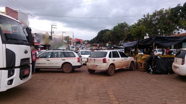 Em protesto contra o transporte clandestino de passageiros taxistas interditam Rua em Açailândia.