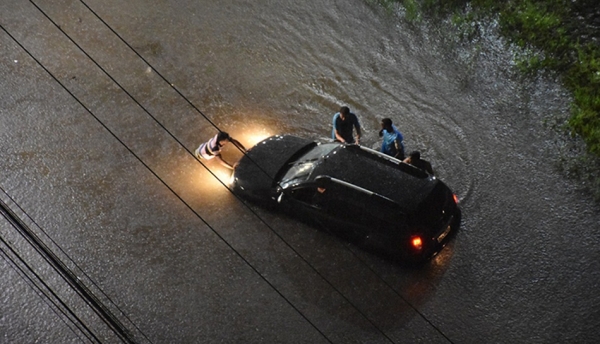 MARANHÃO - VÍDEO! Família fica presa em carro alagado em frente ao Curso Wellington