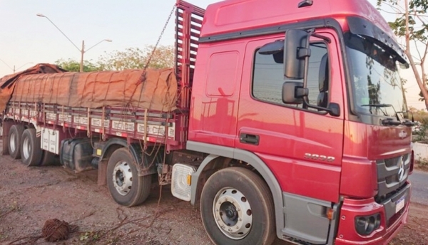 PRF apreende caminhão com carga de madeira irregular em Imperatriz