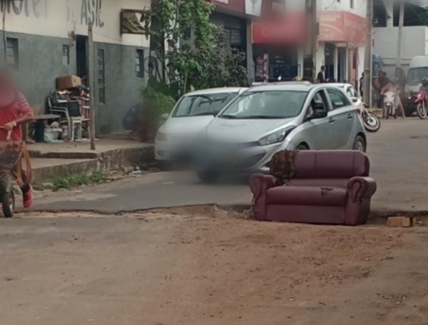   IMPERATRIZ - MORADORES COLOCAM SOFÁ NO MEIO DE RUA NO MERCADINHO PARA SINALIZAR BURACO