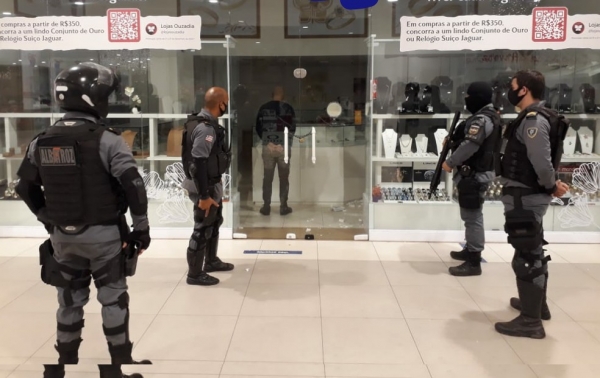 Venezuelano é preso após cair de forro de joalheria durante assalto em São Luís