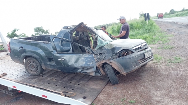 Ao tentar ultrapassagem veículo sai da pista e colide em árvore na BR-135