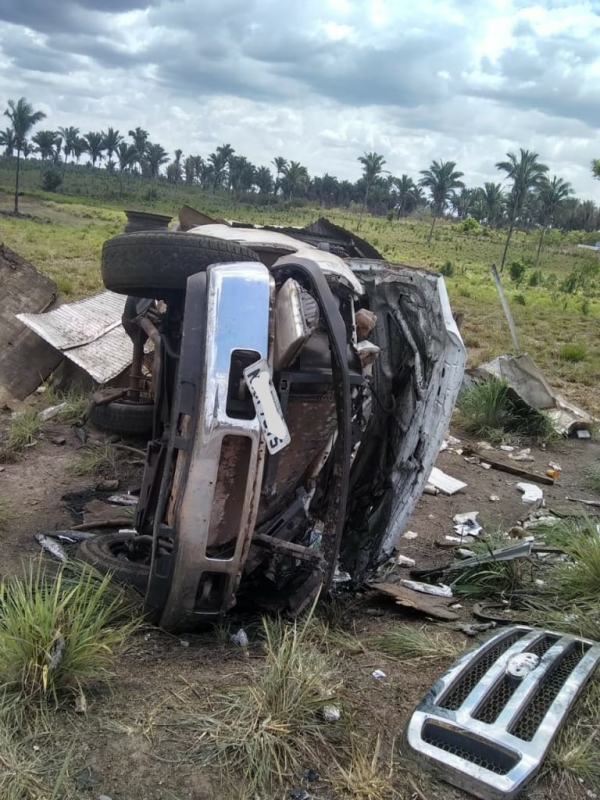 MARANHÃO - Caminhão que transportava peixes capota na BR 316/MA e condutor de 37 anos morre