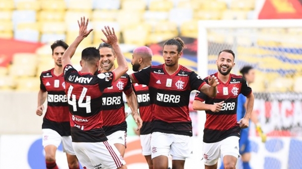 Com gol validado pelo VAR, Flamengo vence Corinthians e terá final antecipada com Inter no próximo domingo