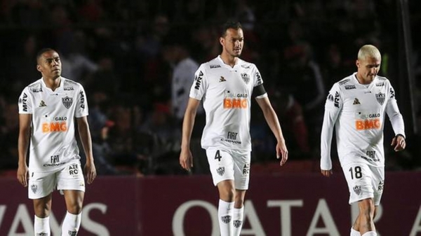 Galo sai na frente, mas toma a virada do Colón e volta para casa em desvantagem