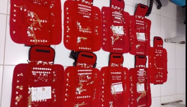 TRIO É PRESO SUSPEITO DE SIMULAR ROUBO DE JOIAS AVALIADAS EM R$ 150 MIL