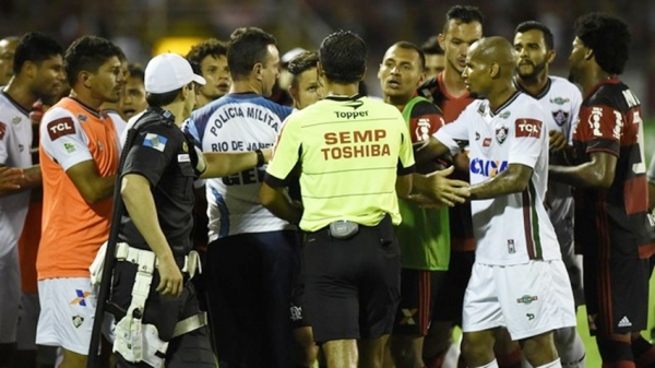 Juiz volta atrás em gol do Flu, e Flamengo vence