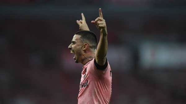 Inter vence no Beira-Rio, aumenta jejum do Vasco e dorme na liderança do Brasileirão