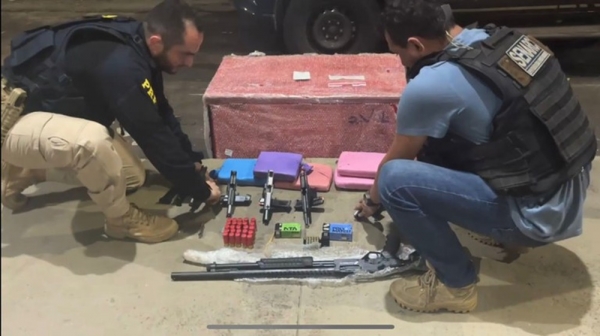 PRF APREENDE ARMAS, MUNIÇÕES, E DROGAS DURANTE FISCALIZAÇÃO A ÔNIBUS NA BR-135, EM SÃO LUÍS (MA)
