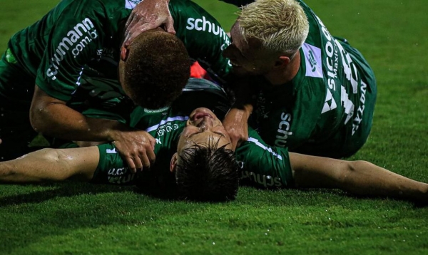 Chapecoense vence Ponte Preta e assume liderança da Série B