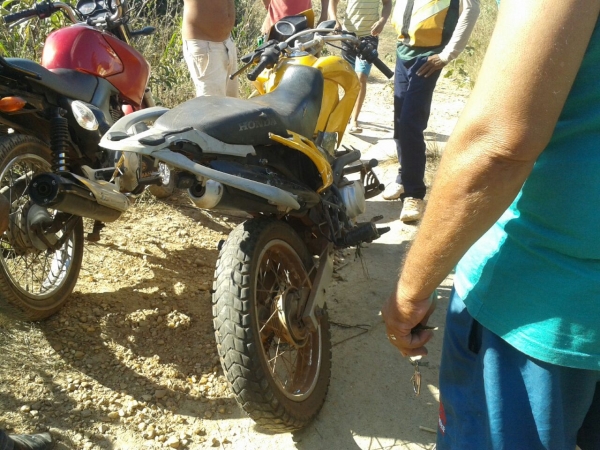 Agentes do Departamento Municipal de Trânsito -DMT recuperam moto roubada de mototaxista de Açailândia.
