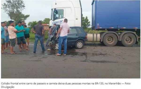 Colisão frontal entre carro de passeio e carreta deixa duas pessoas mortas na BR-135, no Maranhão