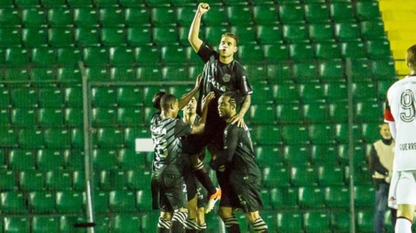 Defesa do Fla erra demais, He-Man não perdoa e bota o Figueira na boa