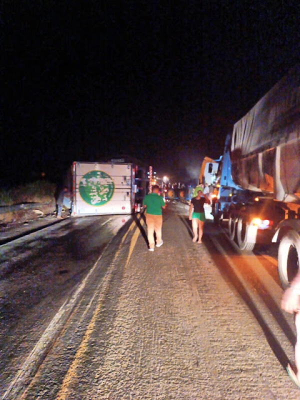 BOM JESUS DAS SELVAS - Acidente grave entre carretas na BR-222