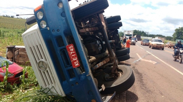 Carreta tomba com oito veículos embarcados na BR-010 próximo a Açailândia  