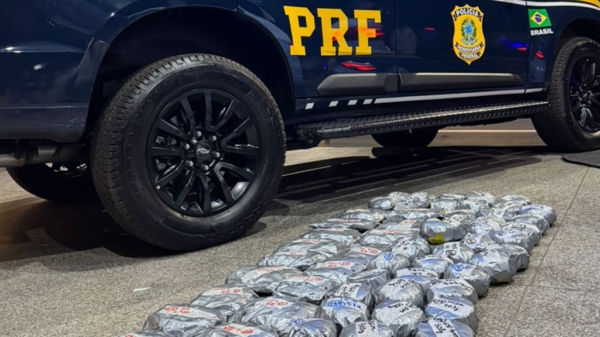 PRF APREENDE MAIS DE 43 KG DE HAXIXE NO FUNDO FALSO DE UM VEÍCULO NA BR-316, EM CAXIAS (MA)