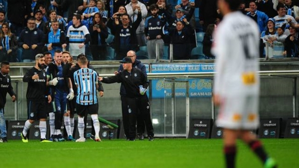Grêmio vence de virada e impede o São Paulo de ultrapassar o líder Flamengo