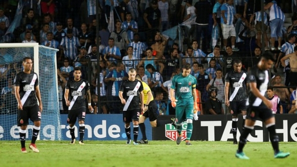 Nem Martín salva: goleiro pega dois pênaltis, mas Vasco é goleado pelo Racing