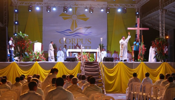 Milhares de católicos celebram Corpus Christi no Aterro do Bacanga em São Luís