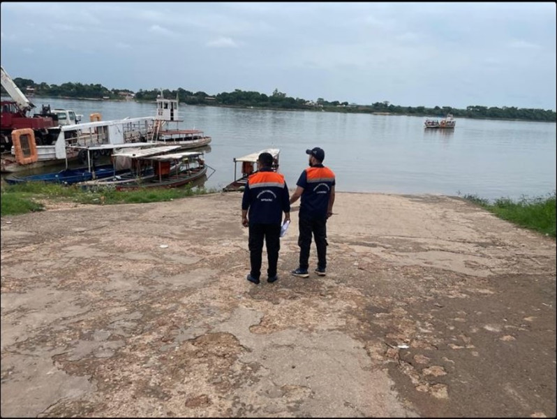 RIO TOCANTINS SOBE, ENTRA EM PERIGO POTENCIAL E RUA CEDE NA BEIRA RIO, EM IMPERATRIZ
