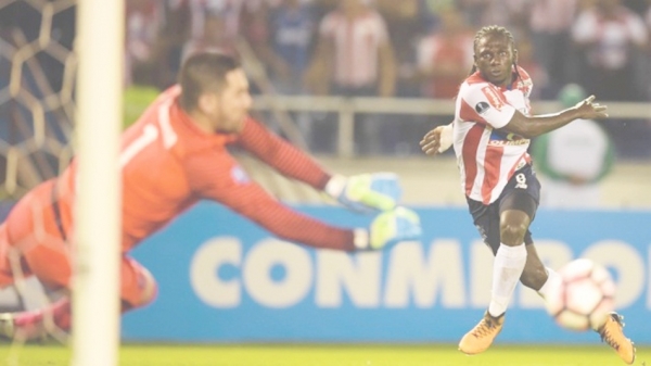 Flamengo e Palmeiras disputam a contratação de meia colombiano, diz jornal