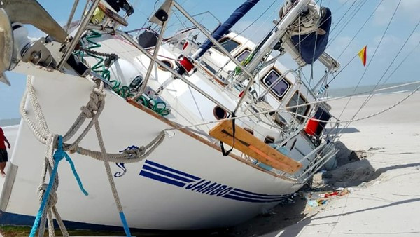 VELEIRO NAUFRAGA NA ILHA DOS LENÇÓIS EM CURURUPU, NO MARANHÃO; VÍDEO