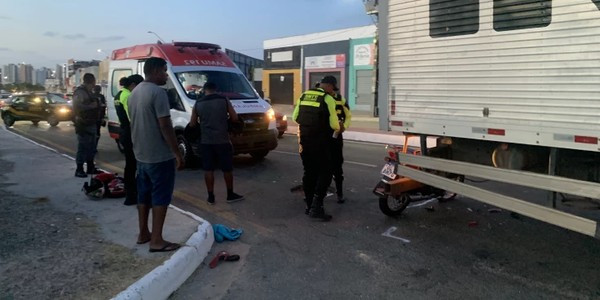 PILOTO DE MOTO COLIDE COM TRASEIRA DE CAMINHÃO E DEIXA FERIDOS