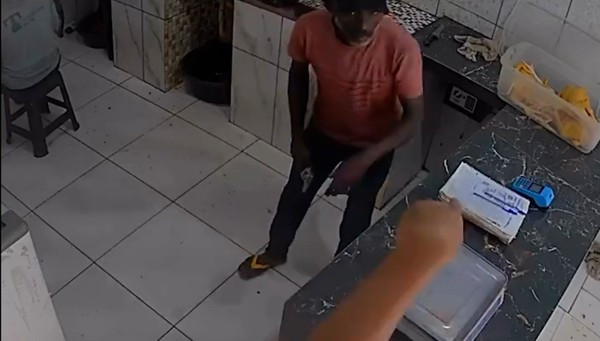 SUSPEITOS DE ROUBAREM COMÉRCIO MORREM EM CONFRONTO COM A POLÍCIA NO MA; VEJA O MOMENTO DO ASSALTO