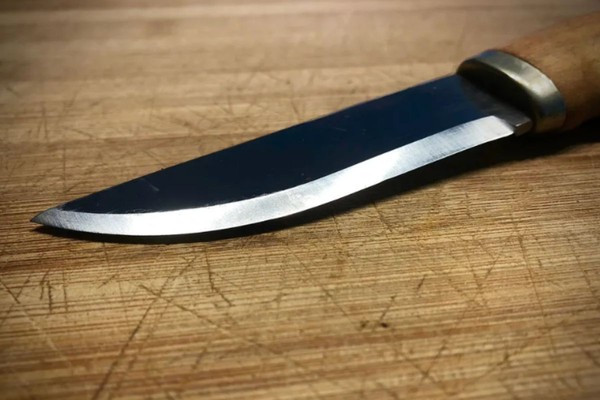 MÃE E FILHO SÃO FERIDOS COM GOLPES DE FACA E PAULADAS EM SÃO LUÍS; CRIMINOSO INVADIU CASA PELO TELHADO