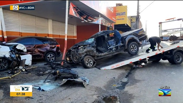 Homem morre após colisão entre ônibus do transporte coletivo e caminhonete, no Jardim América, em São Luís