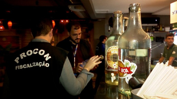 BARES E RESTAURANTES DE SÃO LUÍS PASSAM POR FISCALIZAÇÃO PREVENTIVA APÓS RISCO DE CONTAMINAÇÃO POR METANOL