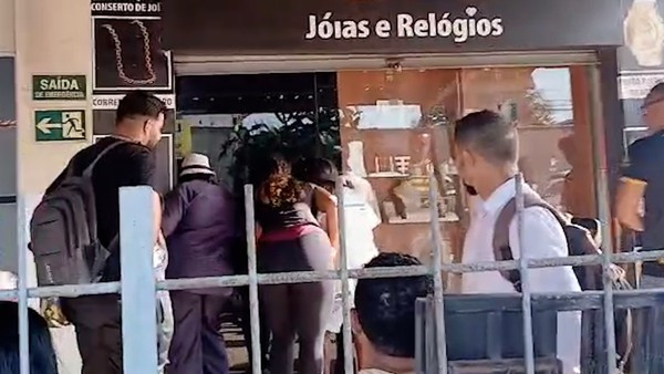  VÍDEO: SUSPEITO MORRE E OUTRO É BALEADO DURANTE TENTATIVA DE ASSALTO A JOALHERIA EM SÃO LUÍS