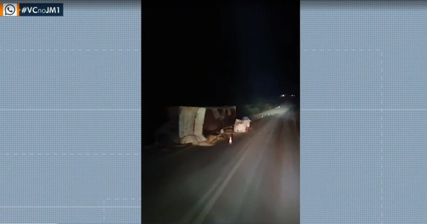 JOVEM MORRE ENQUANTO TRABALHAVA RECOLHENDO SOJA DE CARRETA TOMBADA NA BR-222, NO MA; VÍTIMA FOI ATINGIDA POR CAMINHÃO