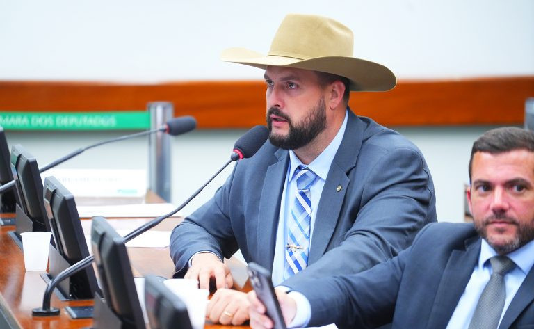 COMISSÃO DE CONSTITUIÇÃO E JUSTIÇA APROVA PROPOSTA SOBRE JORNADA E PAUSAS DE MOTORISTAS