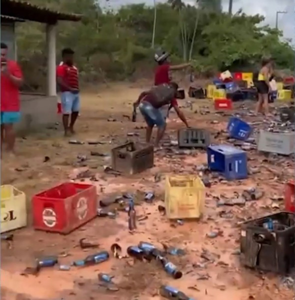 CAMINHÃO COM CARGA DE CERVEJA TOMBA NA MA-014; MORADORES SAQUEIAM PRODUTOS