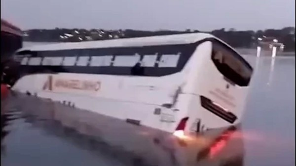 ÔNIBUS CAI EM RIO DURANTE TRAVESSIA POR BALSA ENTRE TO E O MA, APÓS QUEDA DE PONTE