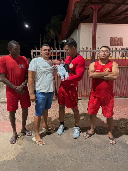 BOMBEIRO SALVA BEBÊ ENGASGADA APÓS PAI PEDIR AJUDA EM QUARTEL DE TRIZIDELA DO VALE