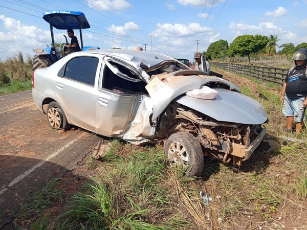 VEÍCULO COLIDE EM POSTE APÓS PNEU ESTOURAR NA MA-008, NO INTERIOR DO ESTADO
