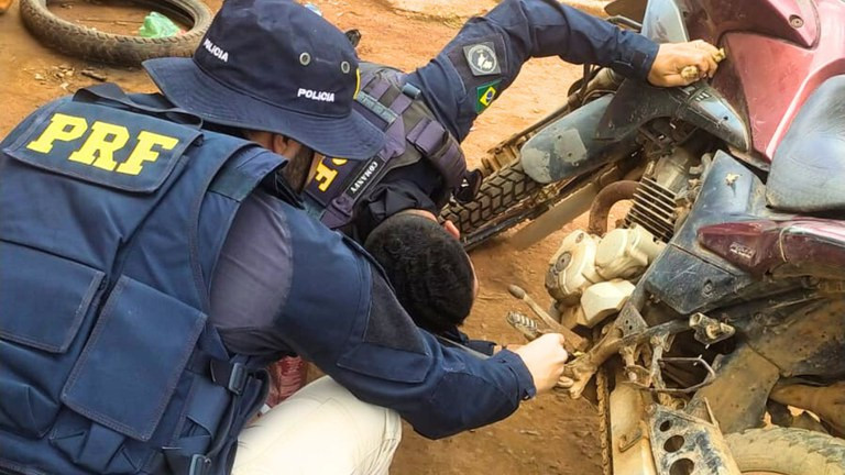 MOTO ROUBADA HÁ MAIS DE 13 ANOS É RECUPERADA PELA PRF EM AÇAILÂNDIA (MA)