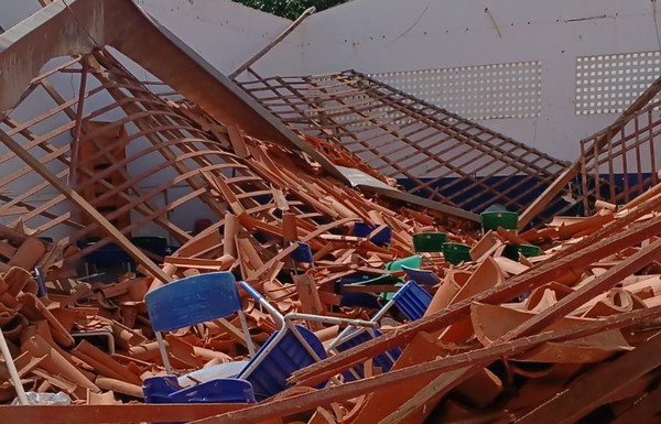 TETO DE ESCOLA MUNICIPAL DESABA APÓS CHUVA NA ZONA RURAL DE IMPERATRIZ