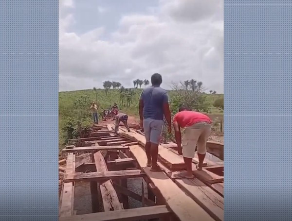 FALTA DE MANUTENÇÃO LEVA MORADORES A CONSTRUIR PONTE POR CONTA PRÓPRIA NA ZONA RURAL DE SANTA INÊS