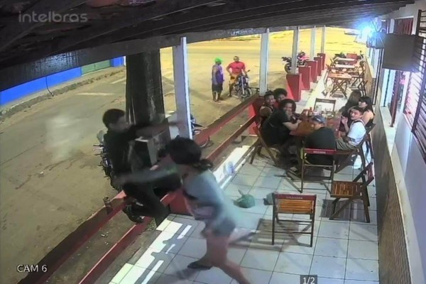 VÍDEO: TRAVESTI É PRESA APÓS AGREDIR ADVOGADO COM GARRAFA NO ROSTO