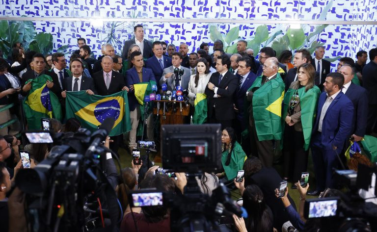 Oposição anuncia que votação do projeto da anistia será prioridade no segundo semestre 