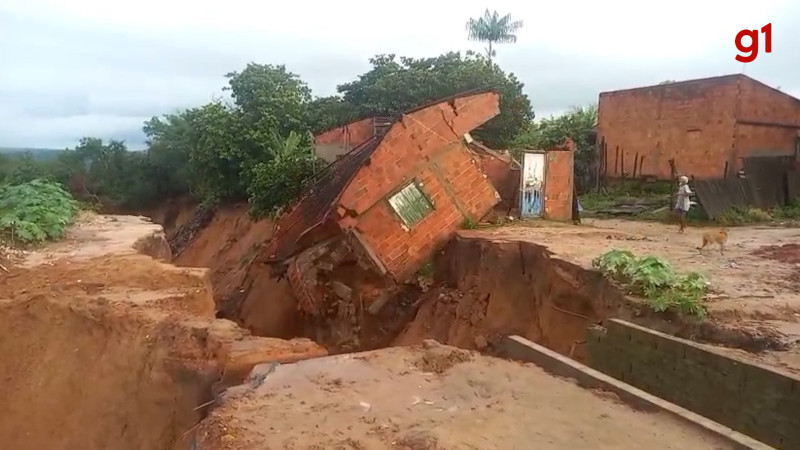 VÍDEO: CASA É ENGOLIDA POR VOÇOROCA APÓS FORTE CHUVA EM GRAJAÚ, NO MA