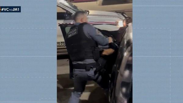 POLICIAIS SÃO FLAGRADOS AGREDINDO DOIS HOMENS DURANTE ABORDAGEM EM CARUTAPERA, NO MA