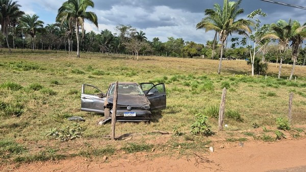 CRIMINOSOS CAPOTAM CARRO ROUBADO DURANTE PERSEGUIÇÃO POLICIAL NA BR-010, NO MA; TRÊS SUSPEITOS FORAM PRESOS EM FLAGRANTE