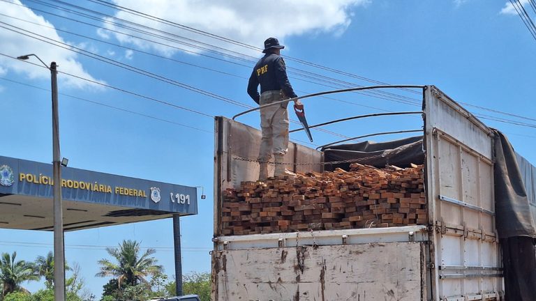 PRF RECUPERA CAMINHÃO FURTADO EM SÃO PAULO E APREENDE MAIS DE 75 M³ DE MADEIRA IRREGULAR EM MENOS DE 24H, NO MARANHÃO