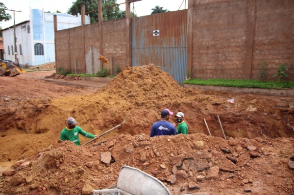 AÇAILÂNDIA - Equipes da Prefeitura estão trabalhando a todo vapor para concluírem os serviços da Avenida JK.⠀
