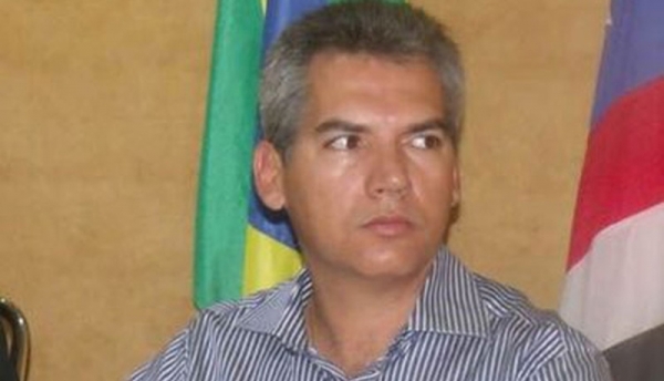 Depois de reduzir o próprio salário, prefeito anuncia demissões